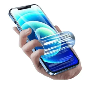 Pose d'un film de protection hydrogel sur l'écran d'un smartphone